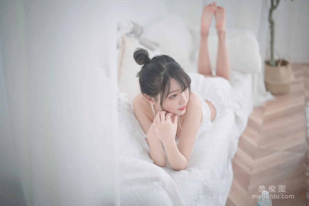 [COS福利] 周叽是可爱兔兔 - 白色睡衣 写真套图