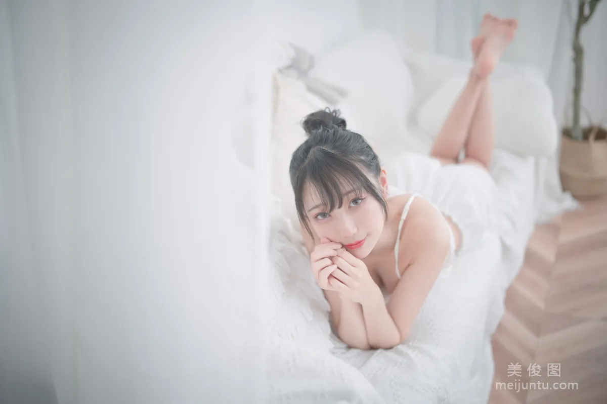 [COS福利] 周叽是可爱兔兔 - 白色睡衣 写真套图