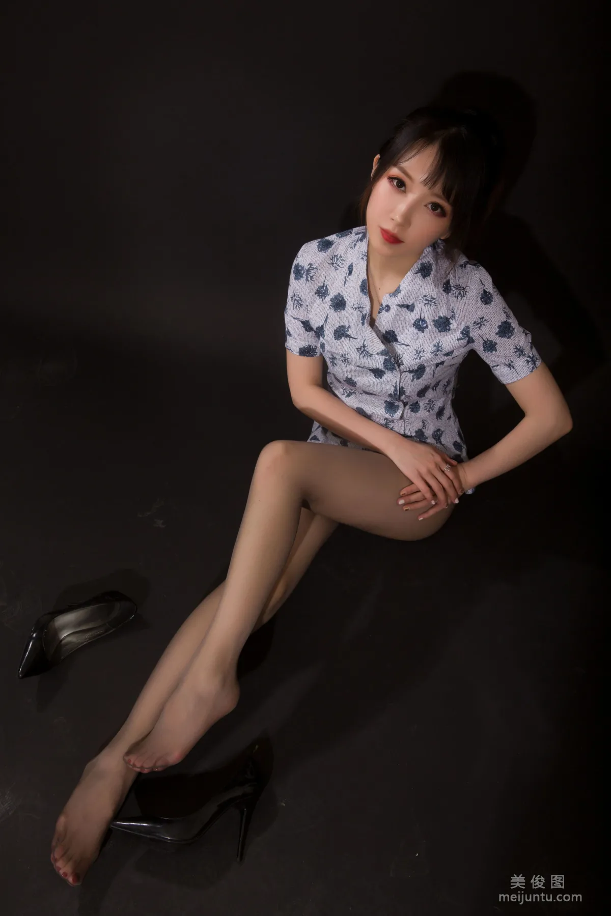 [COS福利] 斗鱼主播小女巫露娜 - 东航棚拍