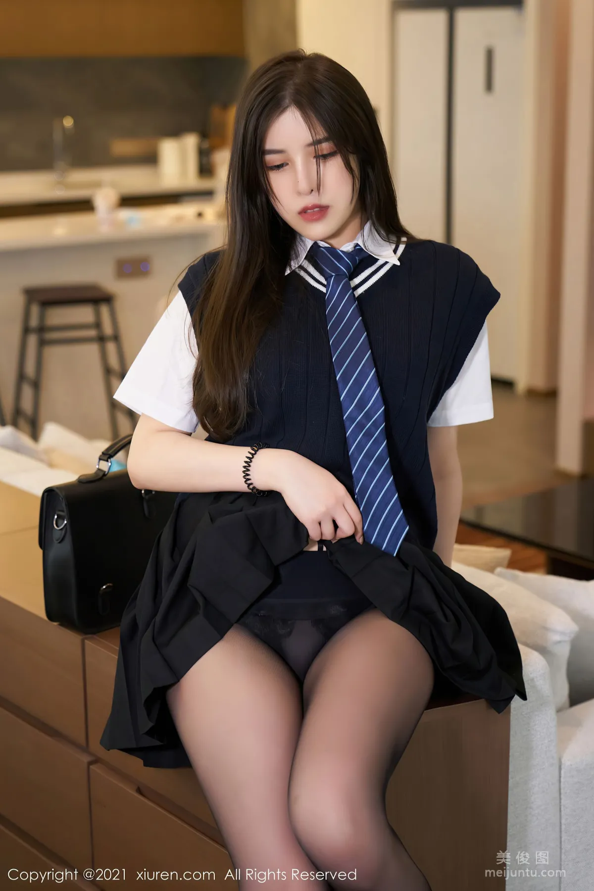 [秀人XiuRen] No.3791 韩静安 - 带着清纯风格的学苑制服系列