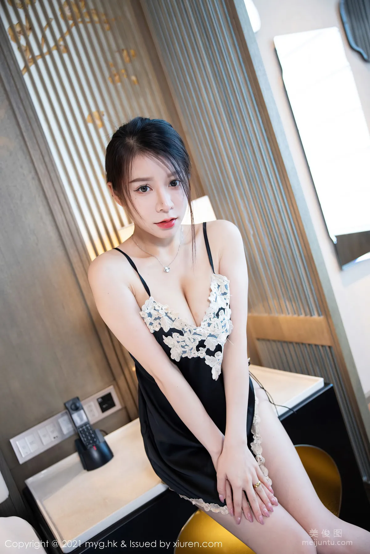 [美媛馆MyGirl] Vol.574 vetiver嘉宝贝儿 - 典雅的吊裙与极致朦胧丝袜