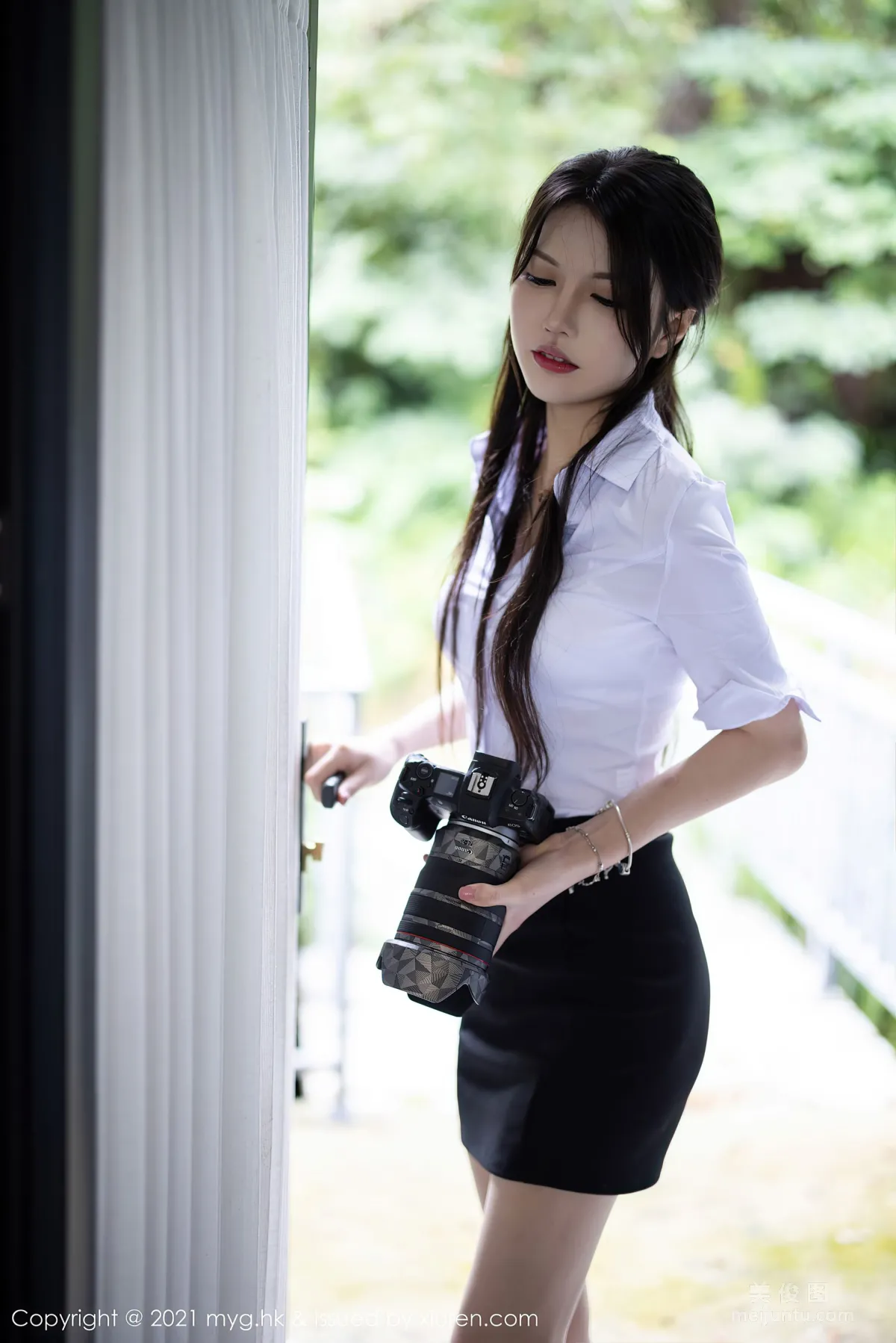 [美媛馆MyGirl] Vol.572 媛媛酱belle - 经典的白衬衫黑短裙系列