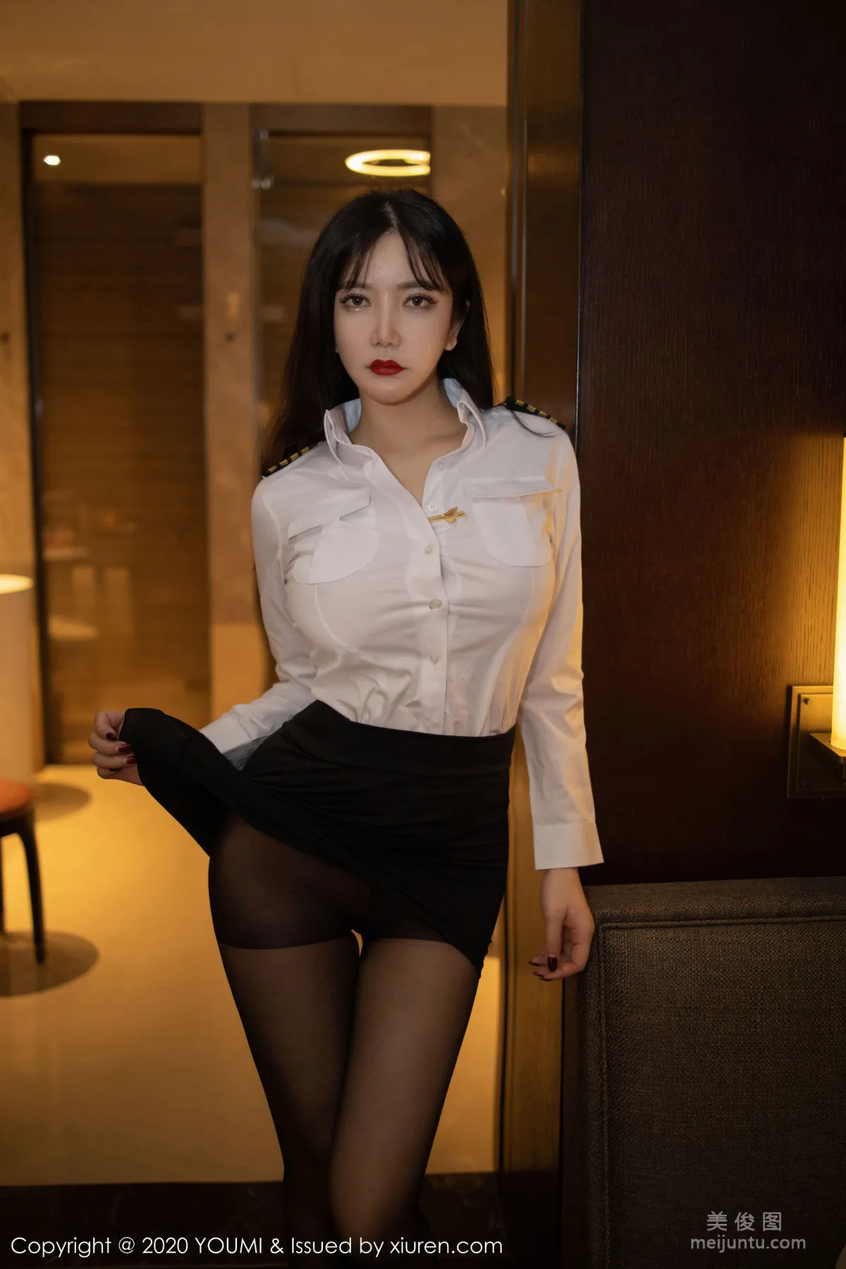 心妍小公主《白衬衫、超短裙与黑丝袜的女警制服》 [尤蜜荟YouMi] Vol.428 写真集