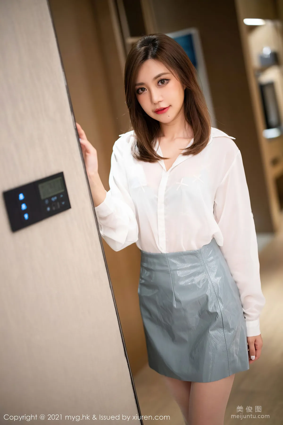 [美媛馆MyGirl] Vol.583 绮里嘉Carina - 经典洁白动人的衬衫与独特薄荷绿皮裙OL