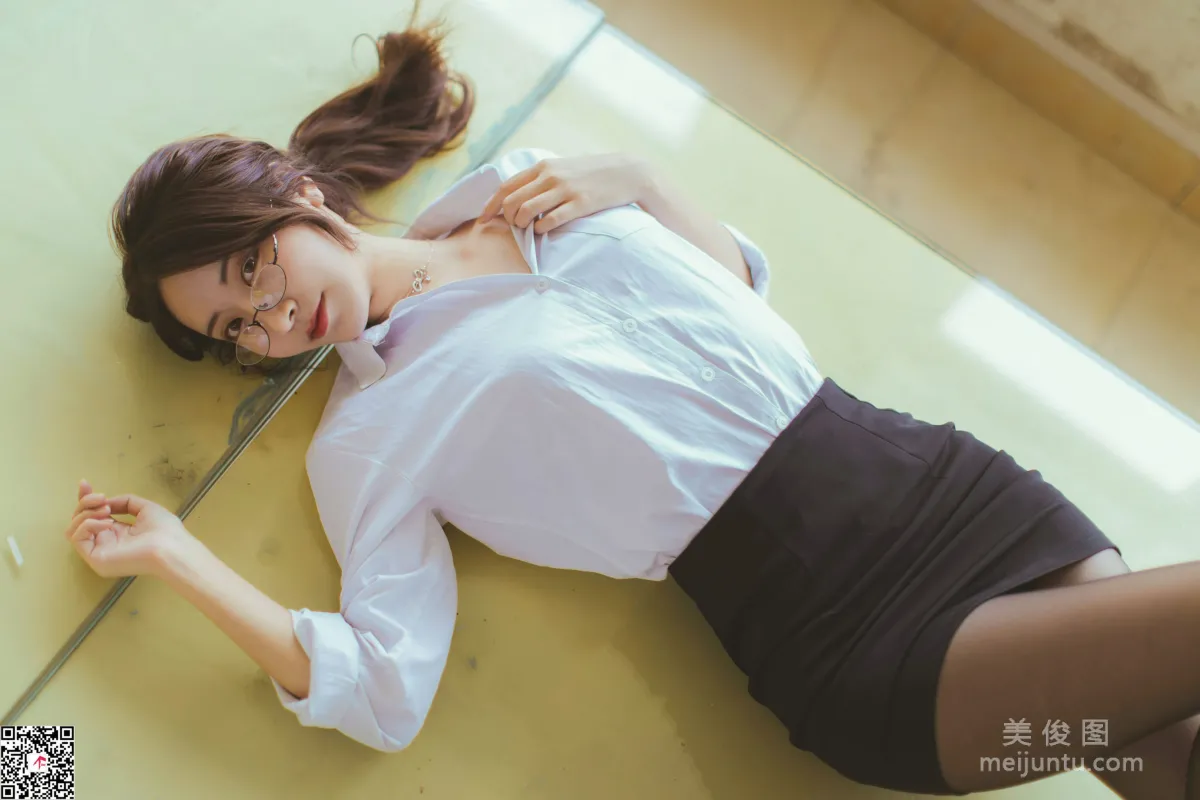 [丽丝映像GIRLISS] 《丝滑情节的教师》 写真集