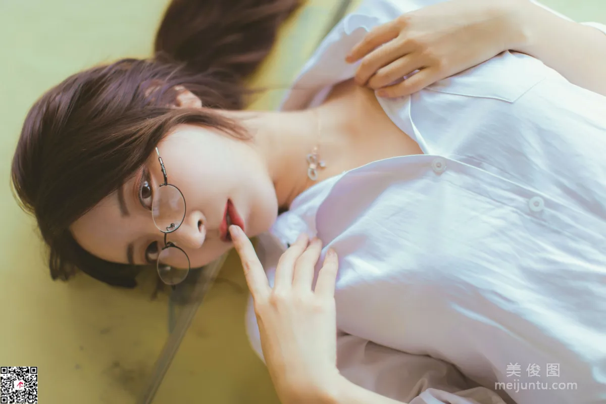 [丽丝映像GIRLISS] 《丝滑情节的教师》 写真集