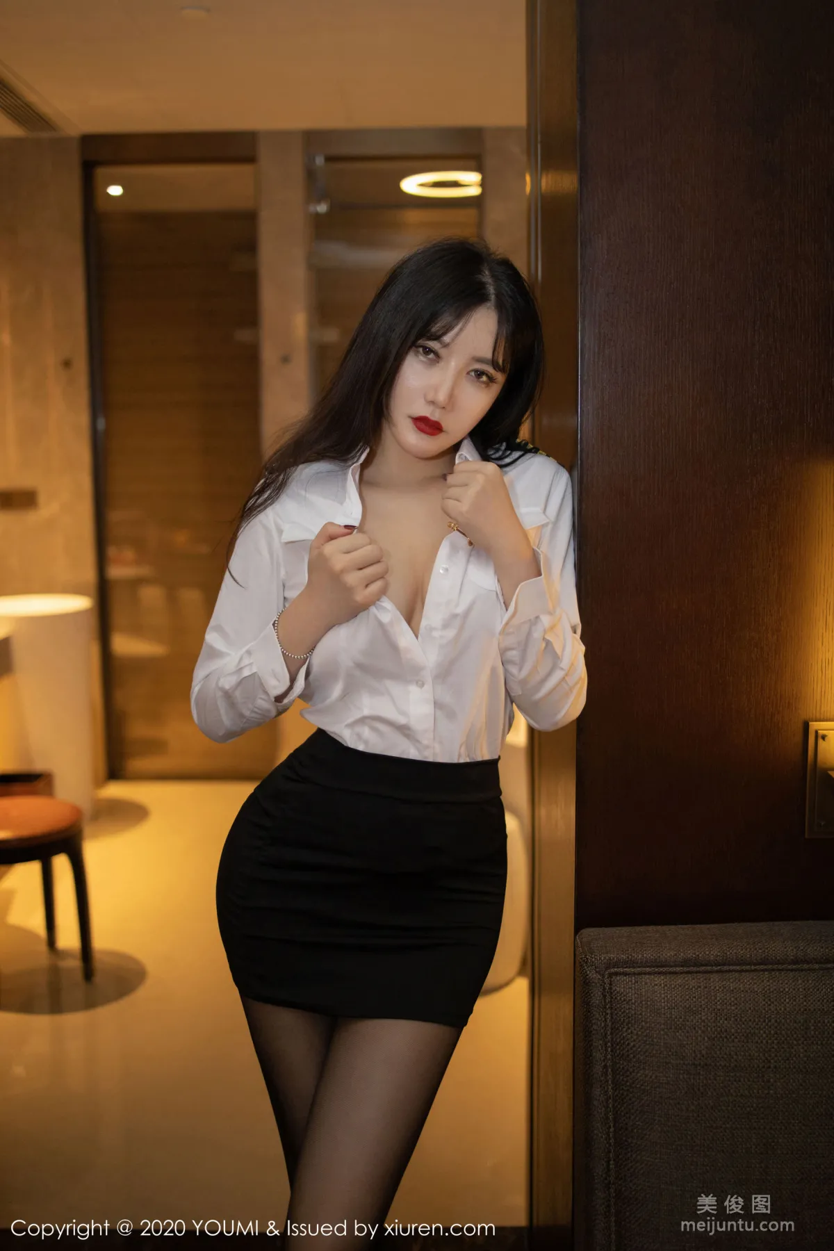 心妍小公主《白衬衫、超短裙与黑丝袜的女警制服》 [尤蜜荟YouMi] Vol.428 写真集