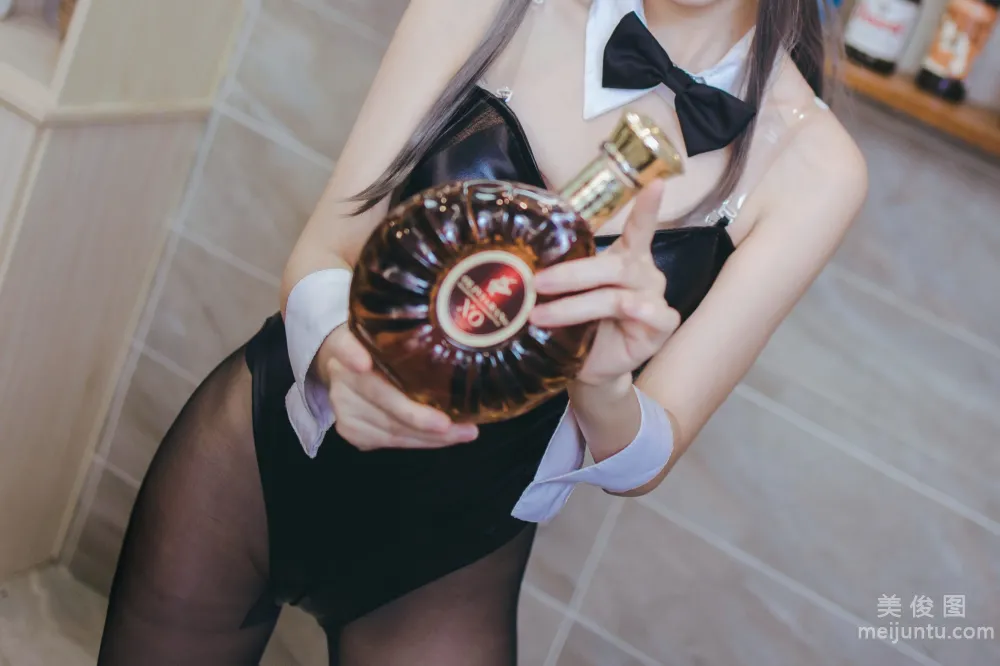 [网红COSER写真] 衣衣 - 麻衣兔女郎 套图