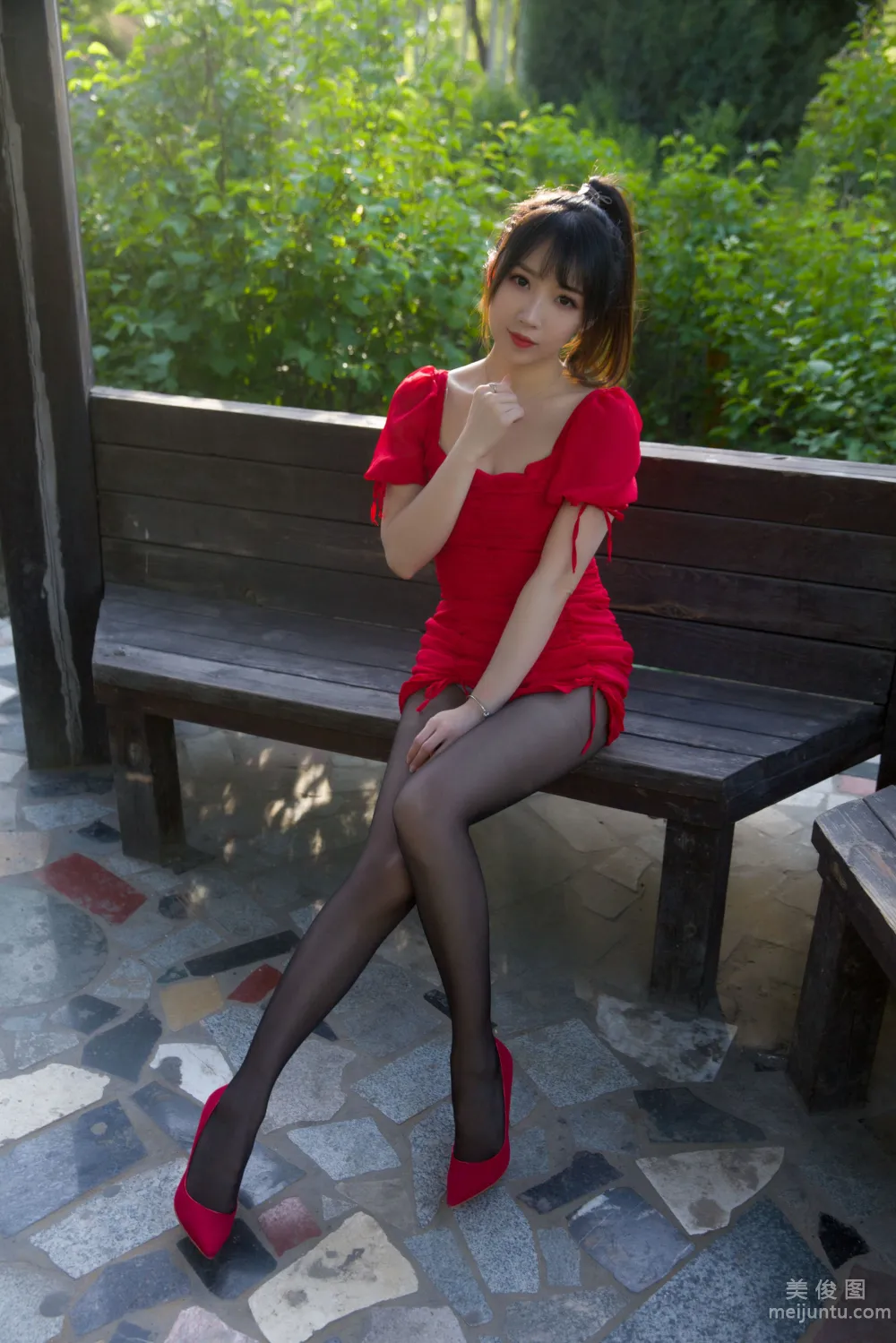 [网红COSER写真] 斗鱼主播小女巫露娜 - 户外小红裙 套图