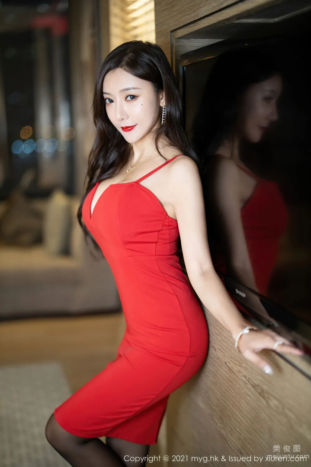 [美媛馆MyGirl] Vol.562 王馨瑶yanni - 一袭猩红吊裙与极致魅惑黑丝