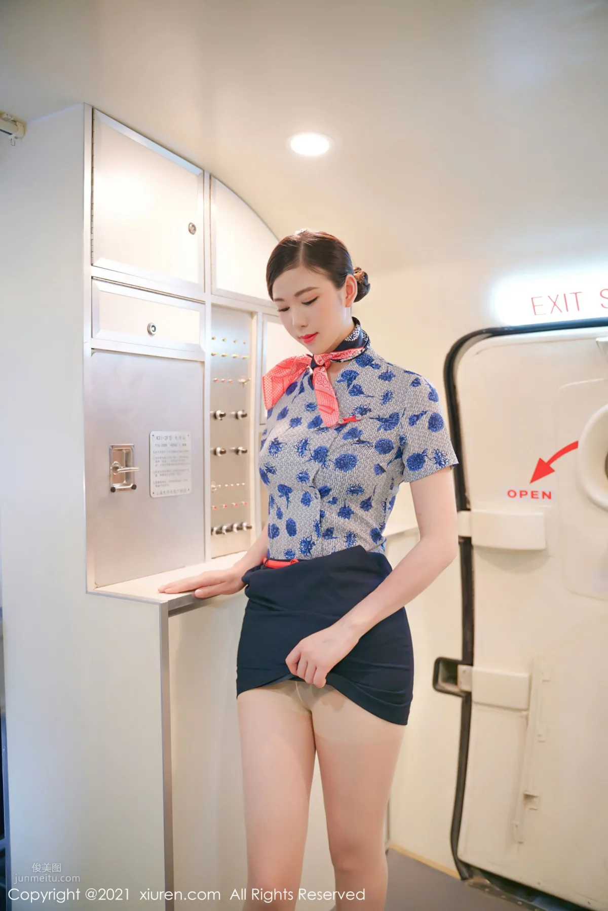 长腿空姐李雅柔 高挑迷人身姿尽显