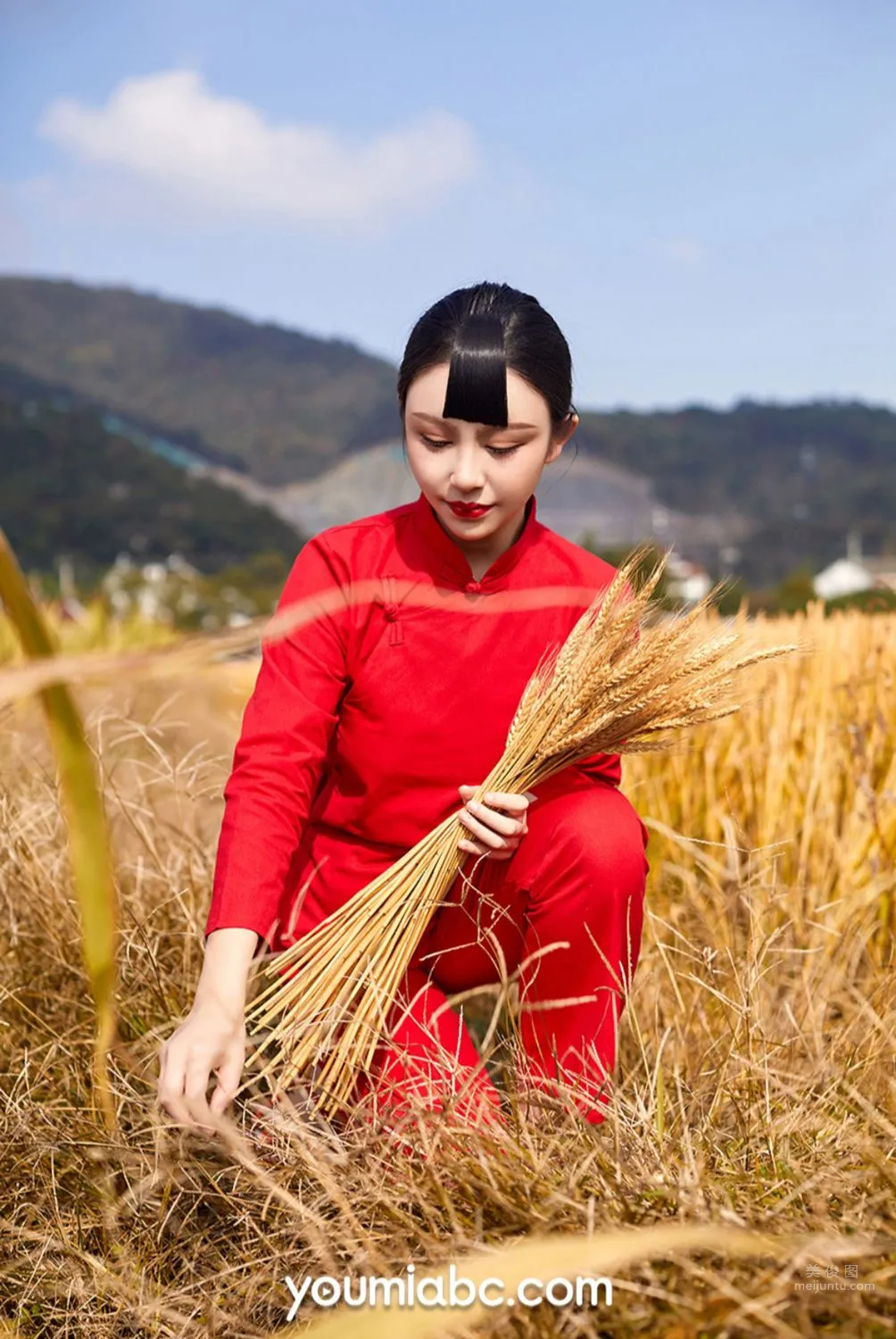 [YouMi尤蜜] 2022.01.01 黄土地，红肚兜