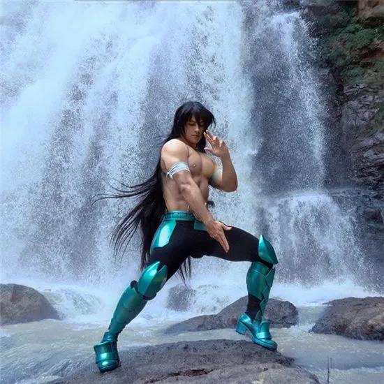 欧美肌肉型男COS圣斗士星矢紫龙,完美还原庐山升龙霸