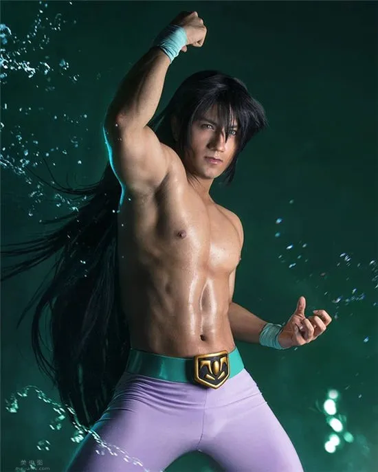欧美肌肉型男COS圣斗士星矢紫龙,完美还原庐山升龙霸