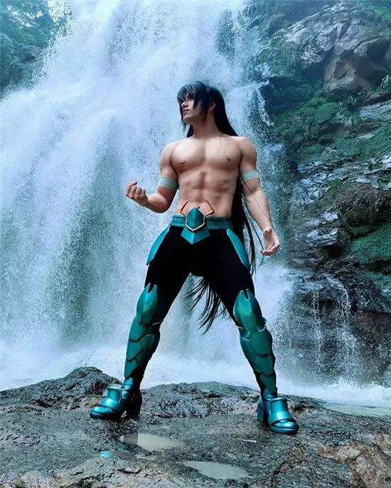 欧美肌肉型男COS圣斗士星矢紫龙,完美还原庐山升龙霸