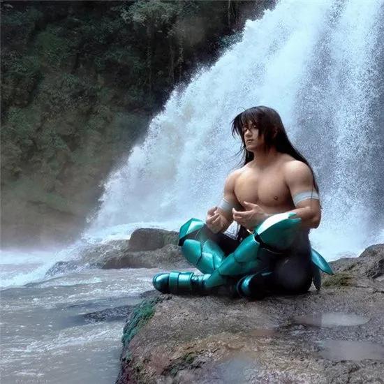 欧美肌肉型男COS圣斗士星矢紫龙,完美还原庐山升龙霸